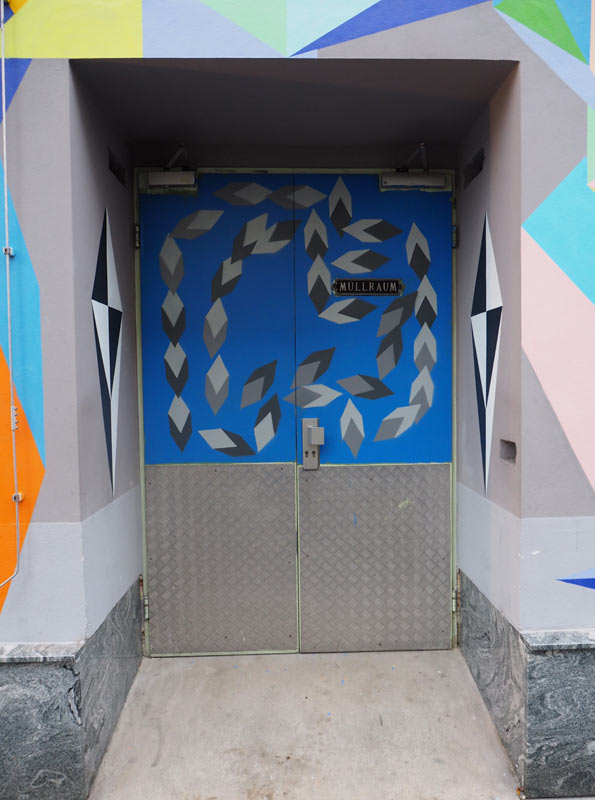 Müllraumtüre mit künstlerischer Gestaltung